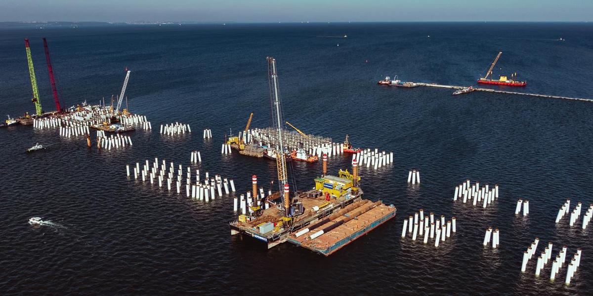 Co się dzieje na budowie nabrzeża dla pływającego terminala LNG w Zatoce Gdańskiej (jesień 2026)